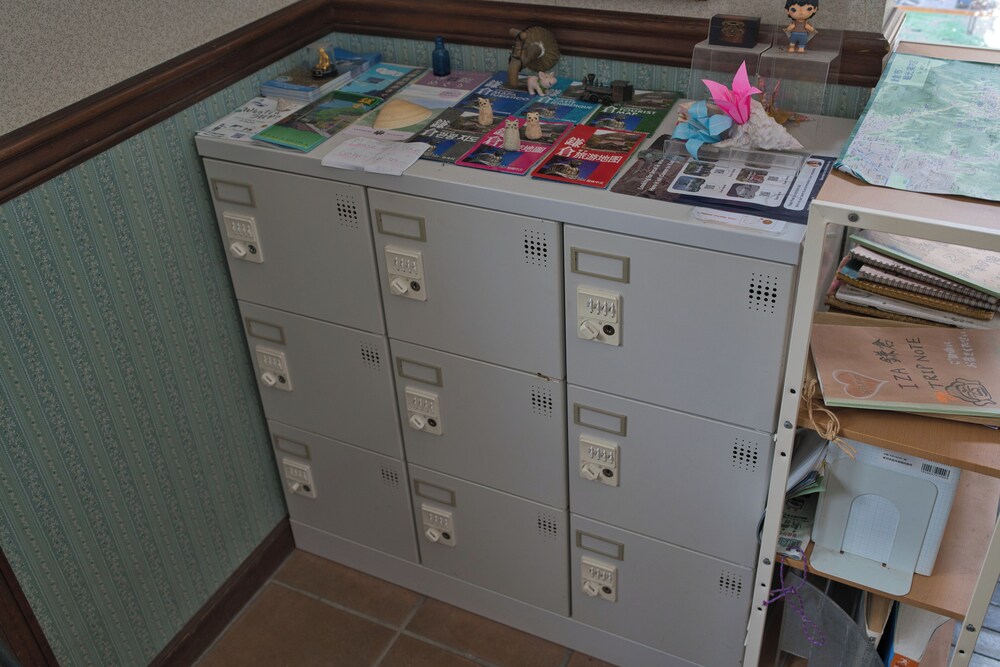 ツインルーム、2段ベッド(禁煙) リビング エリア11 | IZA鎌倉ゲストハウス＆バー