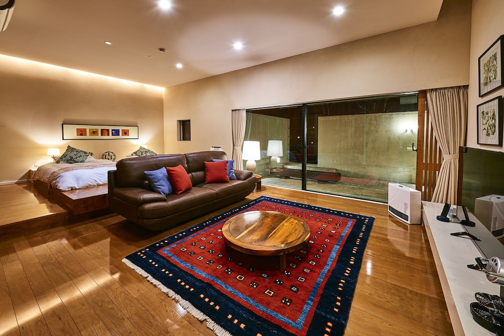 [フォレストヴィレッジ] 朝食付き 2名部屋 リビング エリア2 | フォレストヴィレッジ