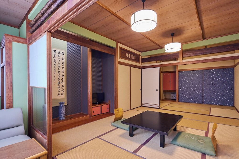 本館 檜風呂付 和室16畳 リビング エリア0 | 亀の井ホテル 阿蘇 パークリゾート