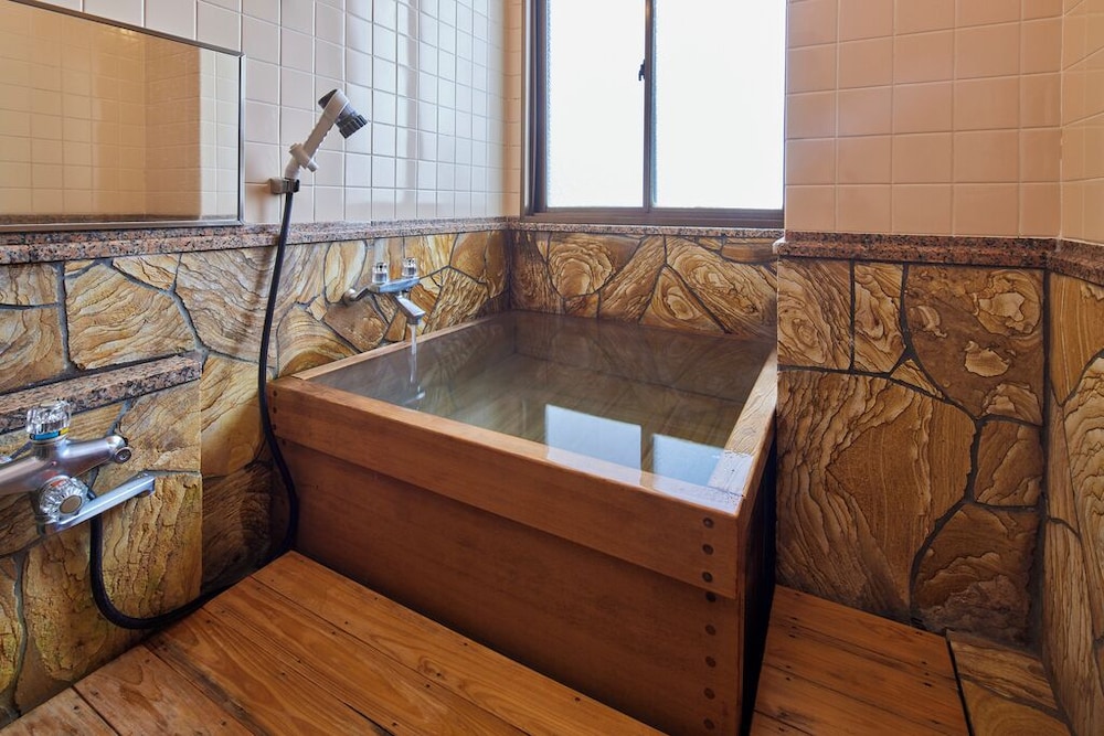 本館 檜風呂付 和室16畳 バスルーム0 | 亀の井ホテル 阿蘇 パークリゾート