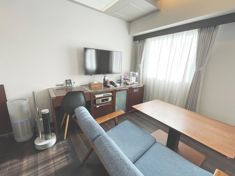 江ノ島ダブルルーム (2階) リビング エリア1 | BREATH HOTEL (ブレスホテル)