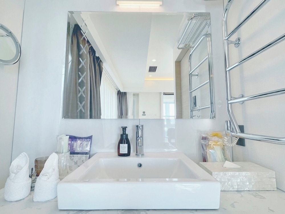 オーシャンジュニアスイート(海側最上階) バスルームのシンク0 | BREATH HOTEL (ブレスホテル)