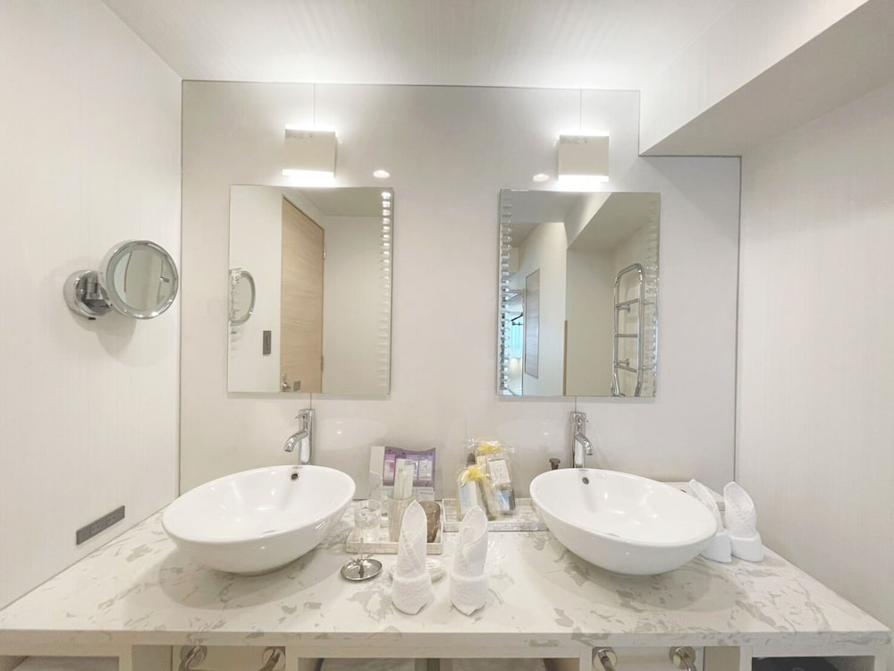 オーシャンプレミアムスイート(海側最上階) バスルーム1 | BREATH HOTEL (ブレスホテル)