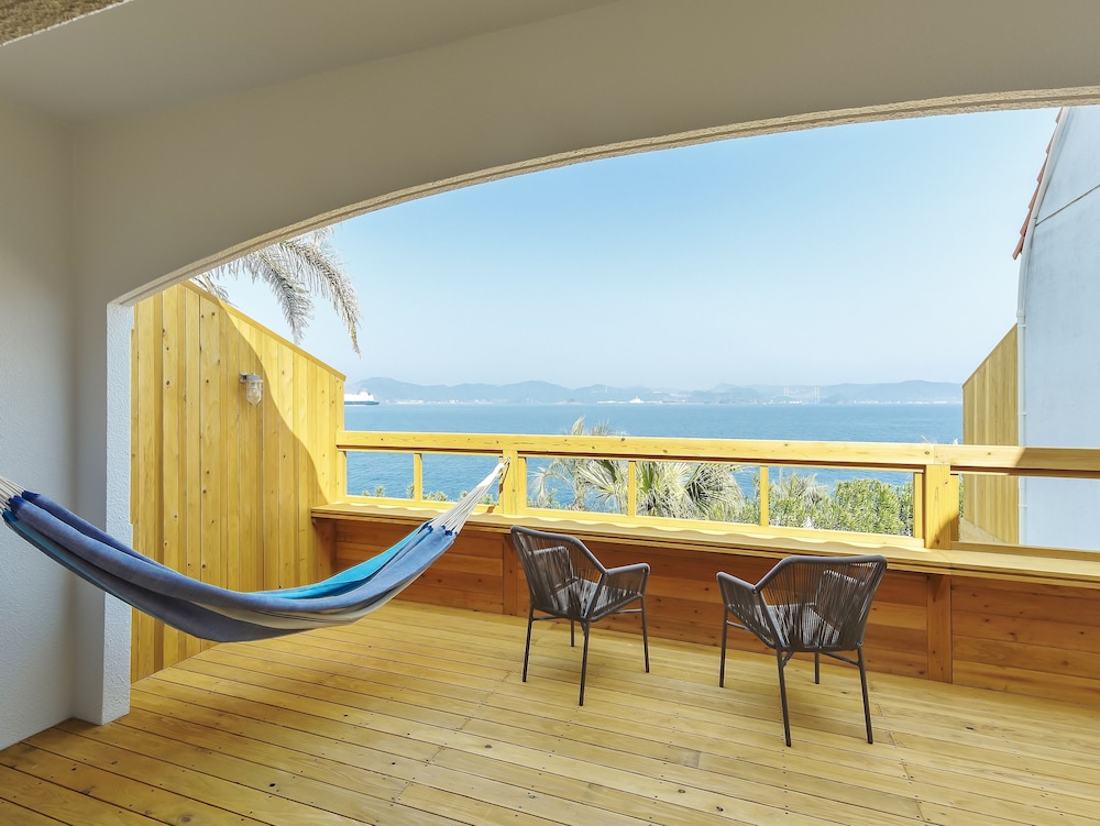 ハリウッドツイン オーシャンビュー Nagi Hotel、改装済み ビーチ / オーシャン ビュー0 | i+Land nagasaki