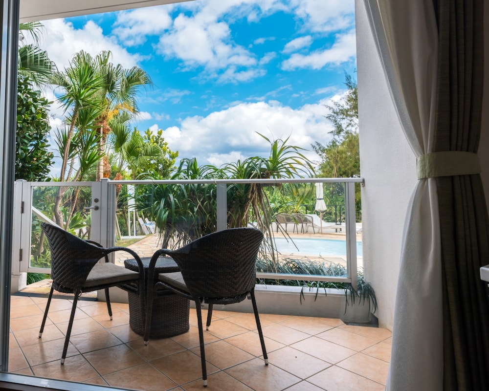 スタンダード ルーム シングルベッド 2 台 バルコニー プールサイド (1st Floor;with Extra Bed) 客室2 | ベストウェスタン沖縄恩納ビーチ