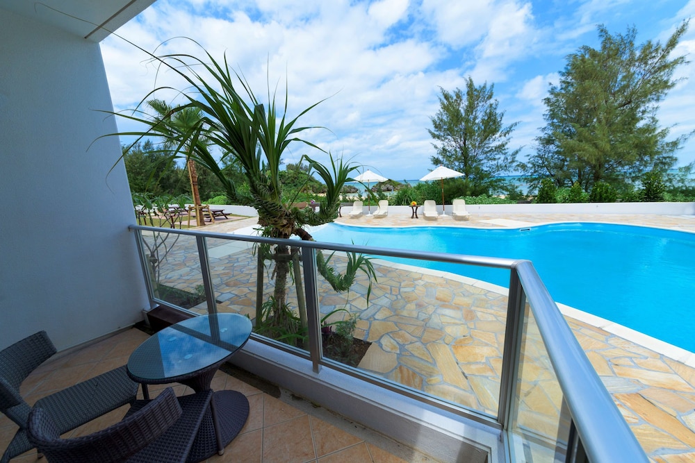 スタンダード ルーム シングルベッド 2 台 バルコニー プールサイド (1st Floor;with Extra Bed) | ベストウェスタン沖縄恩納ビーチ