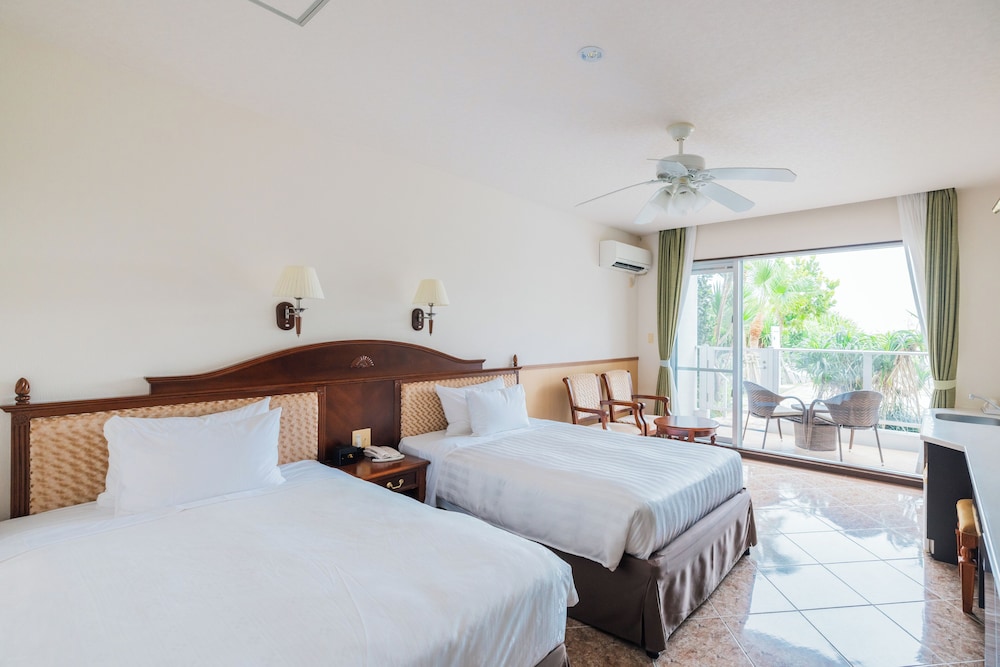スタンダード ルーム シングルベッド 2 台 バルコニー プールサイド (1st Floor;with Extra Bed) 客室1 | ベストウェスタン沖縄恩納ビーチ