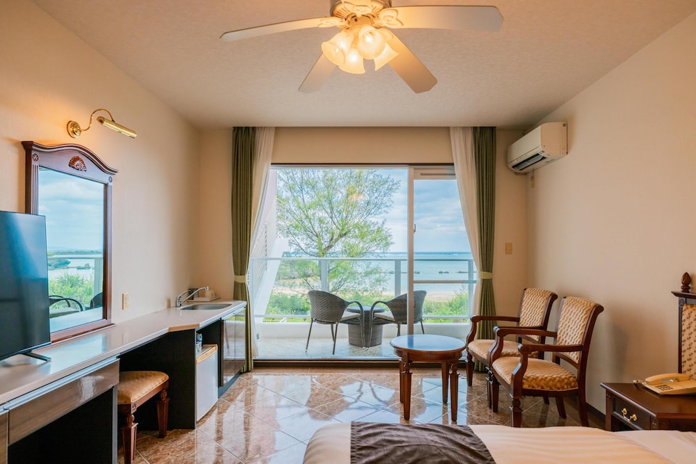 スタンダード ルーム シングルベッド 2 台 バルコニー オーシャンビュー (with Extra Bed) 客室1 | ベストウェスタン沖縄恩納ビーチ