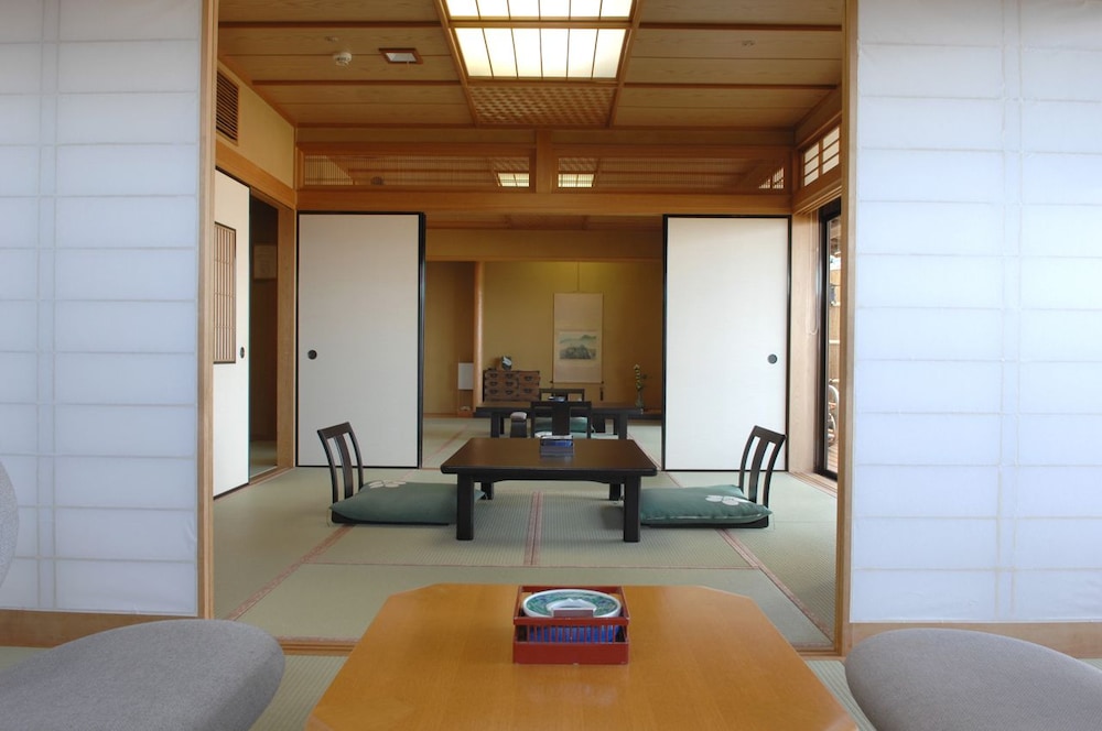 和室12.5畳 月見台テラス [源泉かけ流し露天風呂] | 新かどや