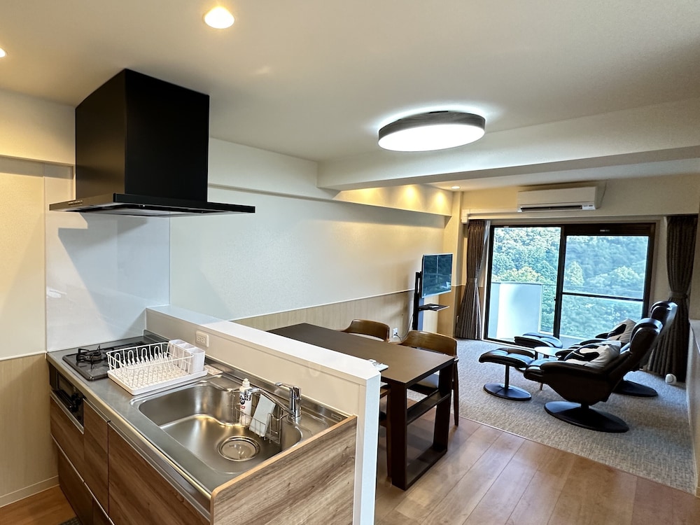 Cタイプ アイランドキッチン 52㎡ 禁煙 客室7 | 全室半露天風呂付きコンドミニアムホテル　ガーランドコート宇佐美