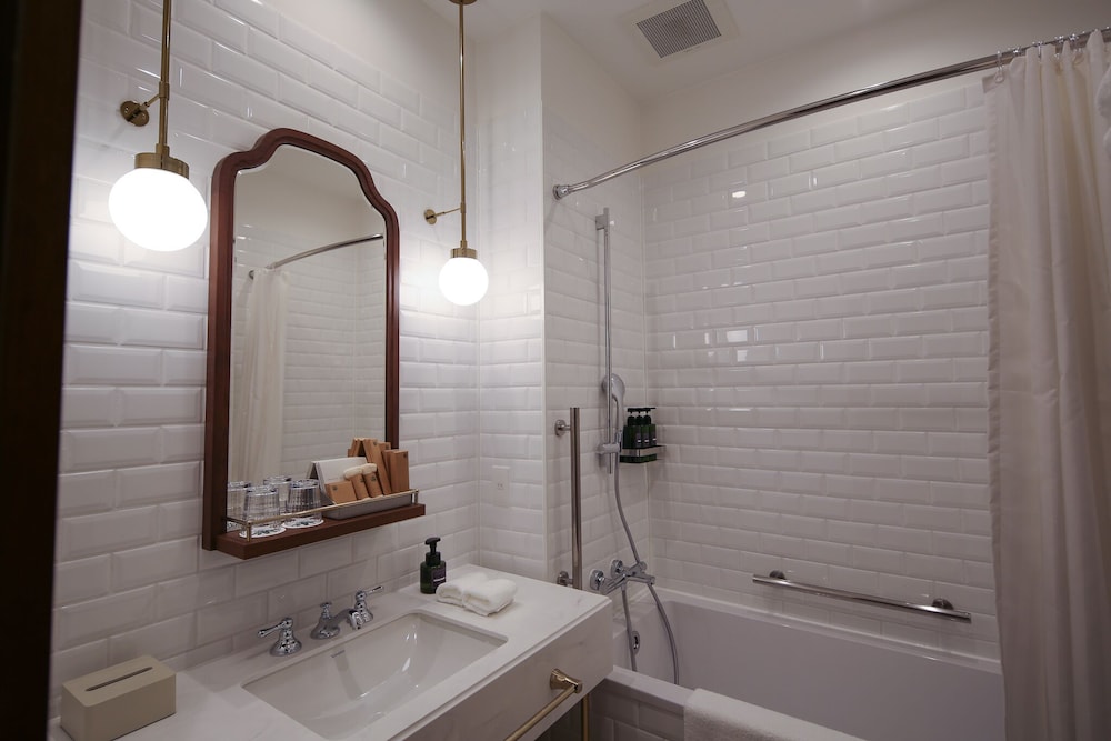 別館 デラックス ツインルーム 禁煙 バスルーム0 | 日光金谷 ホテル