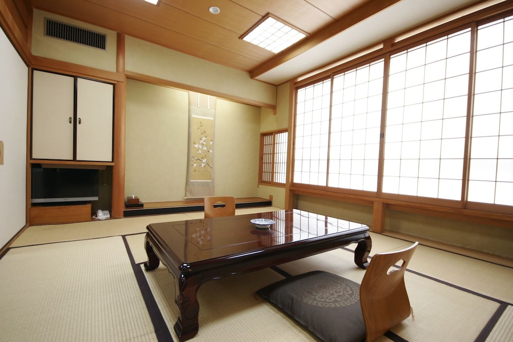 Japanese-Style Deluxe Room (with Toilet), Check in until 18:00 客室2 | 竹林院群芳園