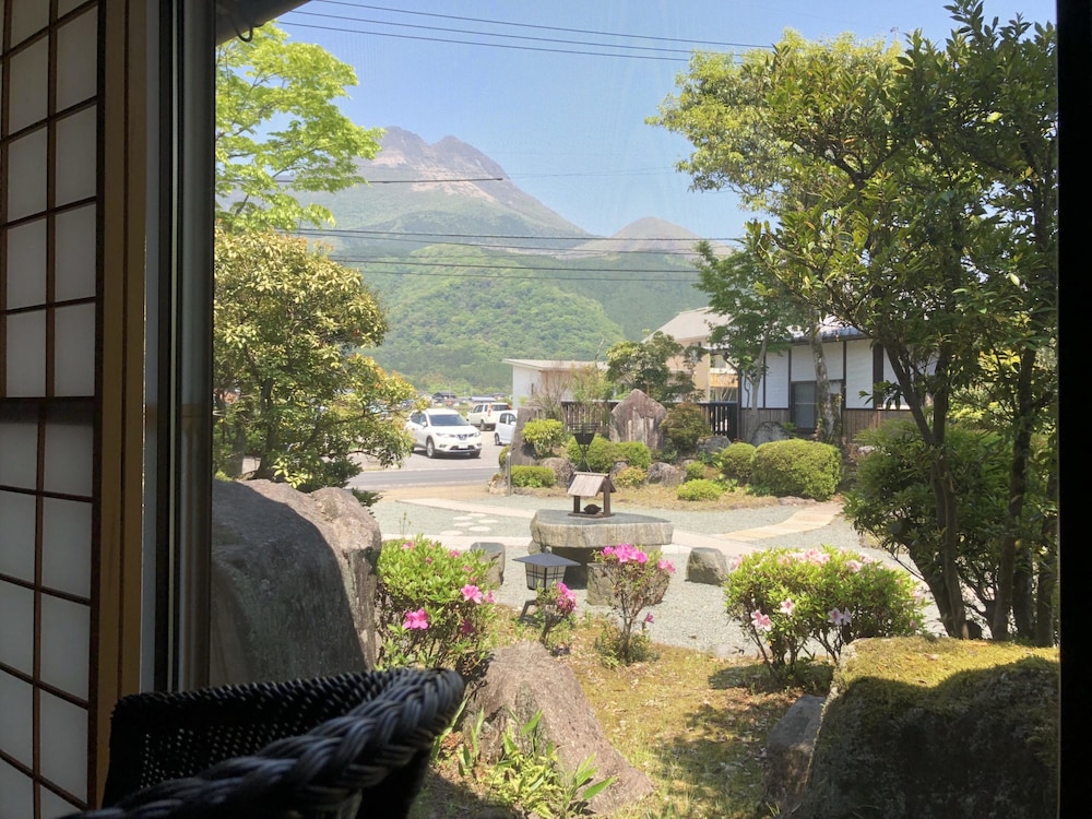 [城ヶ岳, 湯山] 茅葺き屋根の一軒家風客室 (6畳+6畳+縁側) 禁煙 部屋からの景観0 | 旅荘 牧場の家