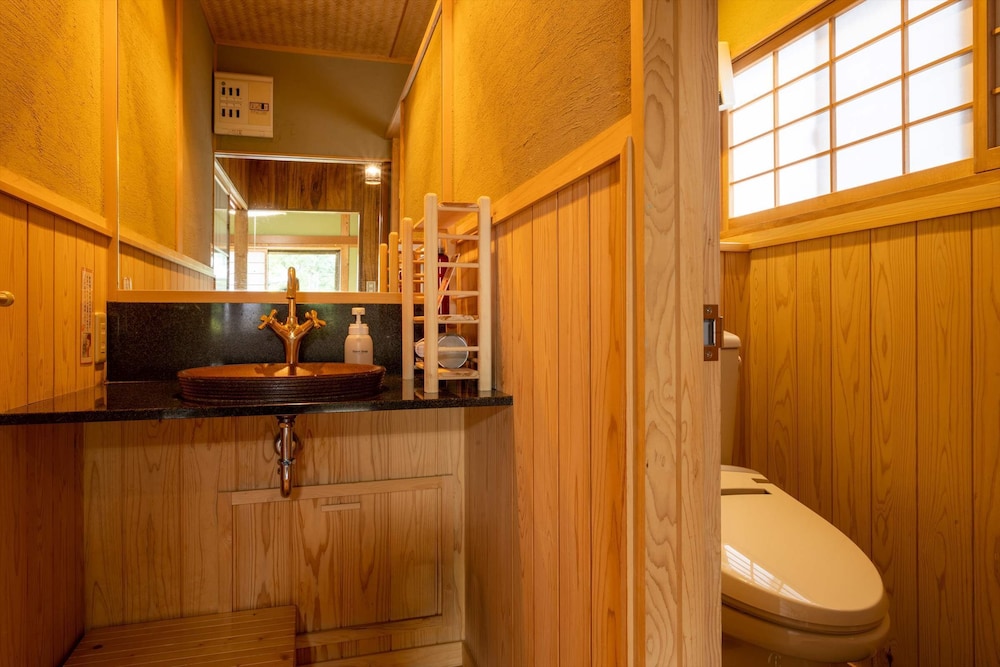 [城ヶ岳, 湯山] 茅葺き屋根の一軒家風客室 (6畳+6畳+縁側) 禁煙 客室6 | 旅荘 牧場の家