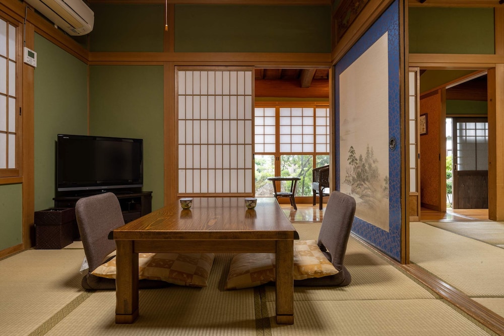 [城ヶ岳, 湯山] 茅葺き屋根の一軒家風客室 (6畳+6畳+縁側) 禁煙 | 旅荘 牧場の家