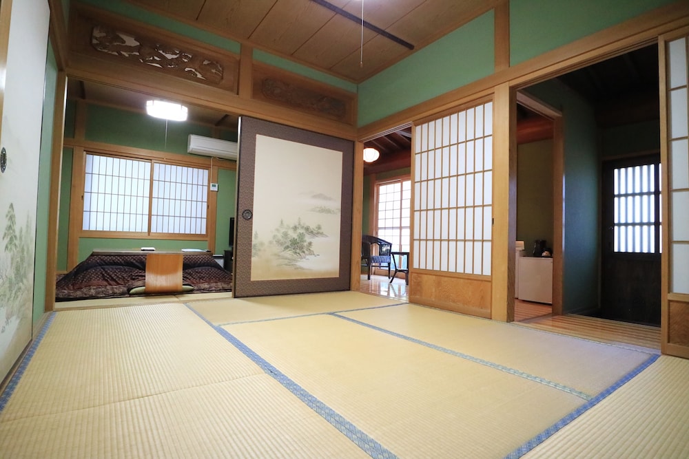 [城ヶ岳, 湯山] 茅葺き屋根の一軒家風客室 (6畳+6畳+縁側) 禁煙 客室1 | 旅荘 牧場の家