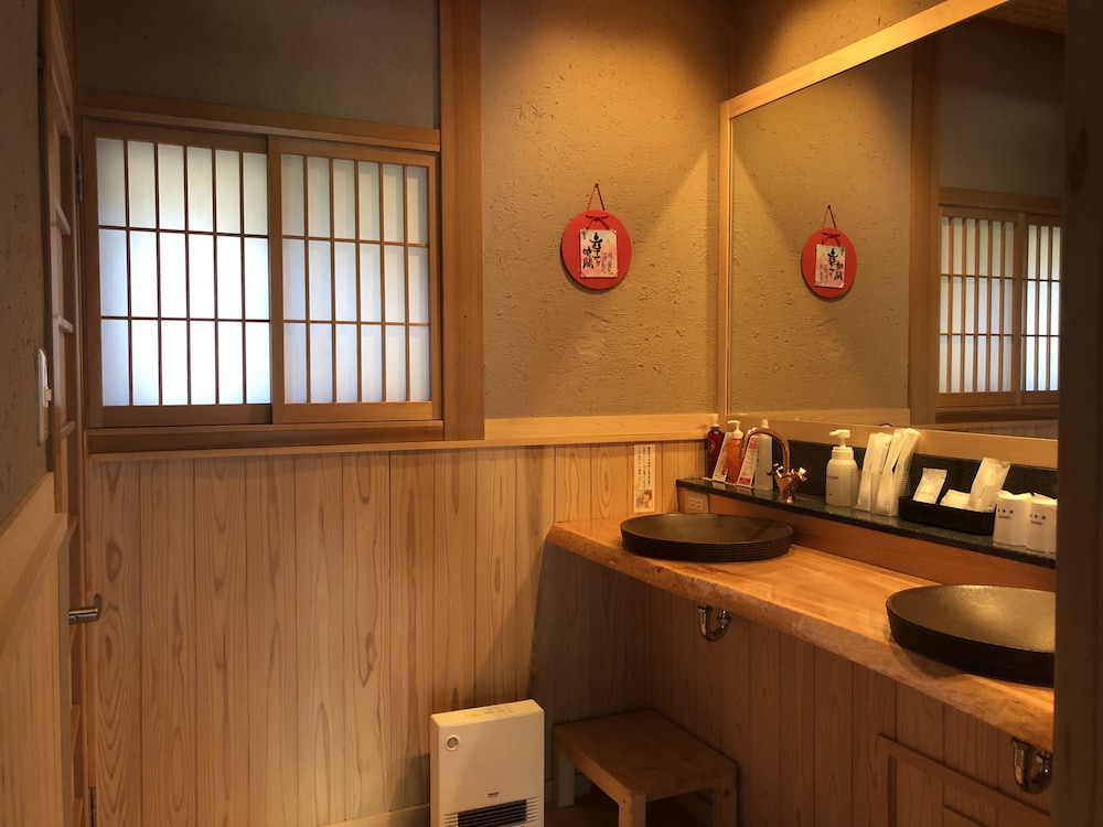 [城ヶ岳, 湯山] 茅葺き屋根の一軒家風客室 (6畳+6畳+縁側) 禁煙 バスルーム0 | 旅荘 牧場の家