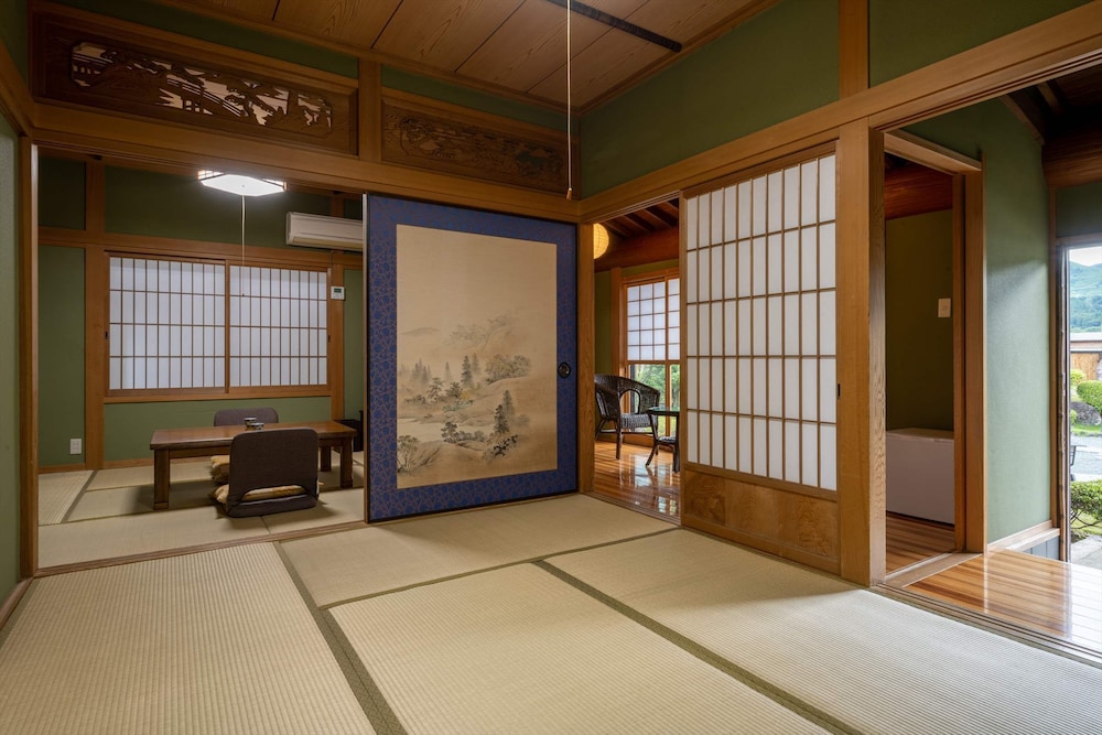 [城ヶ岳, 湯山] 茅葺き屋根の一軒家風客室 (6畳+6畳+縁側) 禁煙 客室9 | 旅荘 牧場の家