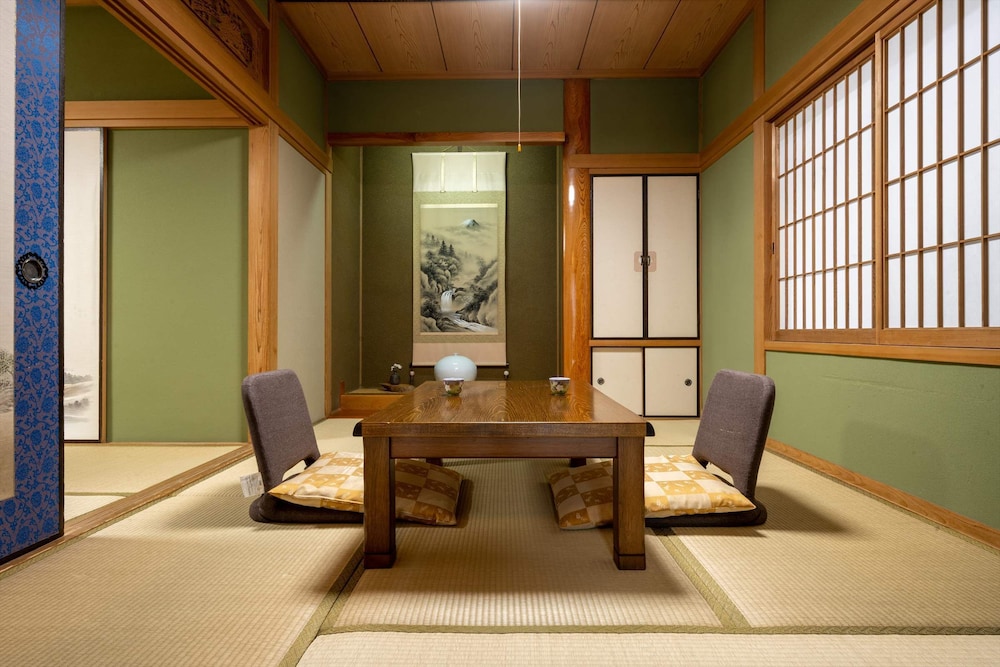 [城ヶ岳, 湯山] 茅葺き屋根の一軒家風客室 (6畳+6畳+縁側) 禁煙 客室8 | 旅荘 牧場の家