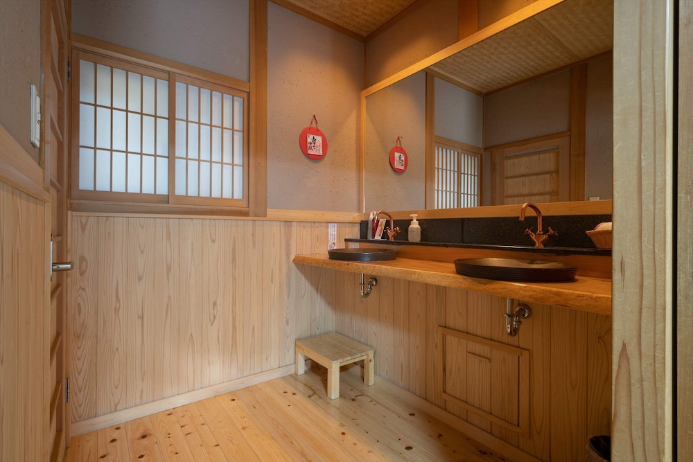 [城ヶ岳, 湯山] 茅葺き屋根の一軒家風客室 (6畳+6畳+縁側) 禁煙 客室5 | 旅荘 牧場の家