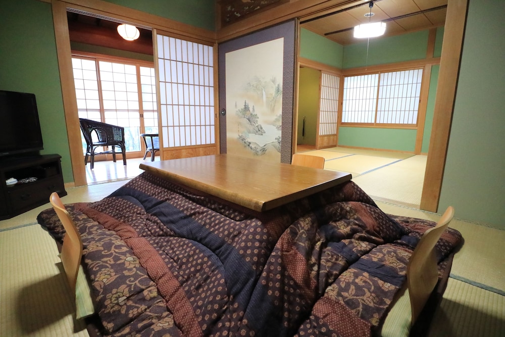 [城ヶ岳, 湯山] 茅葺き屋根の一軒家風客室 (6畳+6畳+縁側) 禁煙 リビングルーム0 | 旅荘 牧場の家