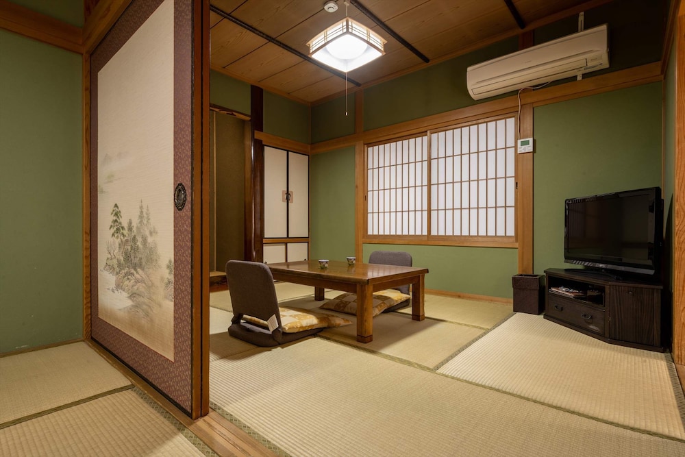 [城ヶ岳, 湯山] 茅葺き屋根の一軒家風客室 (6畳+6畳+縁側) 禁煙 客室2 | 旅荘 牧場の家