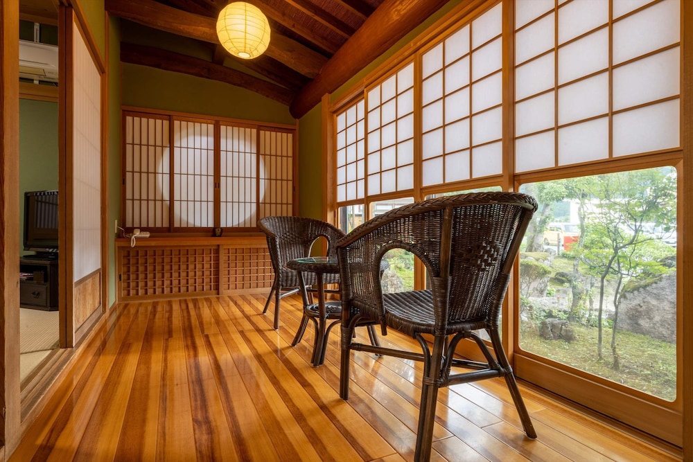 [城ヶ岳, 湯山] 茅葺き屋根の一軒家風客室 (6畳+6畳+縁側) 禁煙 客室7 | 旅荘 牧場の家