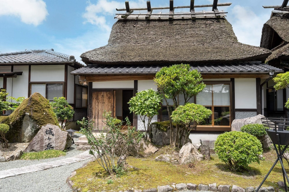 [城ヶ岳, 湯山] 茅葺き屋根の一軒家風客室 (6畳+6畳+縁側) 禁煙 客室3 | 旅荘 牧場の家