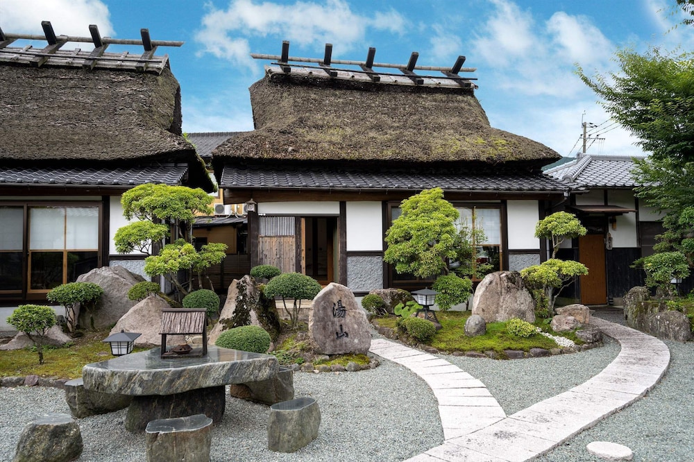 [城ヶ岳, 湯山] 茅葺き屋根の一軒家風客室 (6畳+6畳+縁側) 禁煙 客室10 | 旅荘 牧場の家