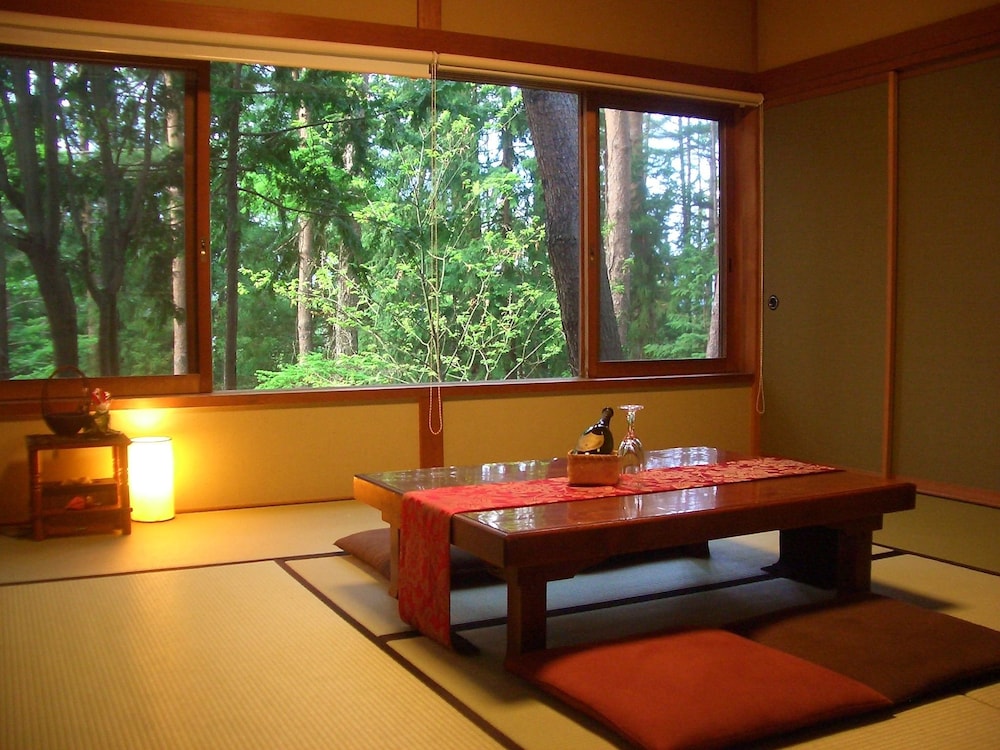 トラディショナル ヴィラ 禁煙 リビング エリア0 | やすらぎの別邸 四季亭