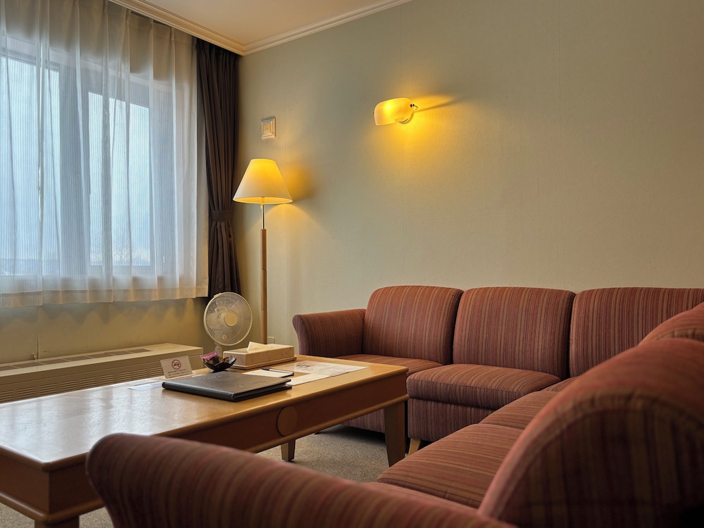 スーペリア スイート 2 ベッドルーム 禁煙 リビング エリア2 | スパ & ホテルリゾート ふらのラテール