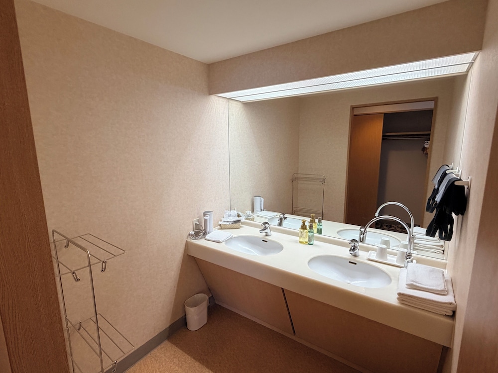 スーペリア スイート 2 ベッドルーム 禁煙 バスルーム2 | スパ & ホテルリゾート ふらのラテール