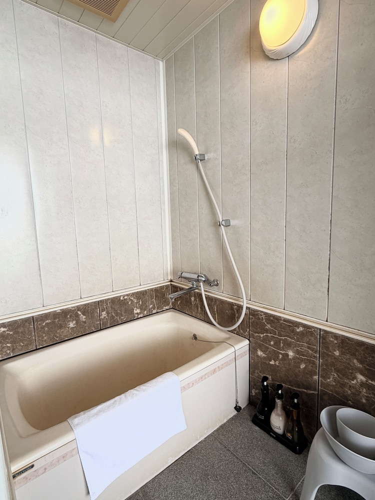 プレミア ツインルーム ベッド (複数台) 専用バスルーム マウンテンビュー バスルーム6 | スパ & ホテルリゾート ふらのラテール