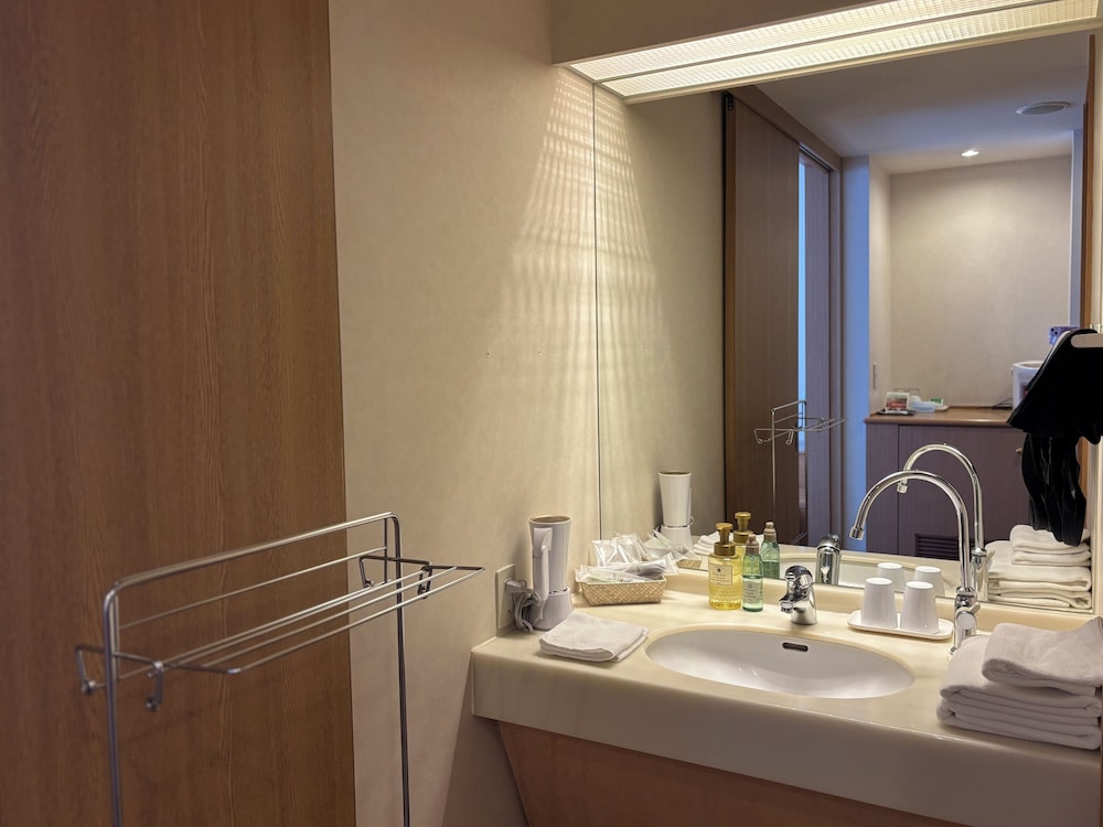 ベーシック ツインルーム ベッド (複数台) マウンテンビュー バスルーム3 | スパ & ホテルリゾート ふらのラテール