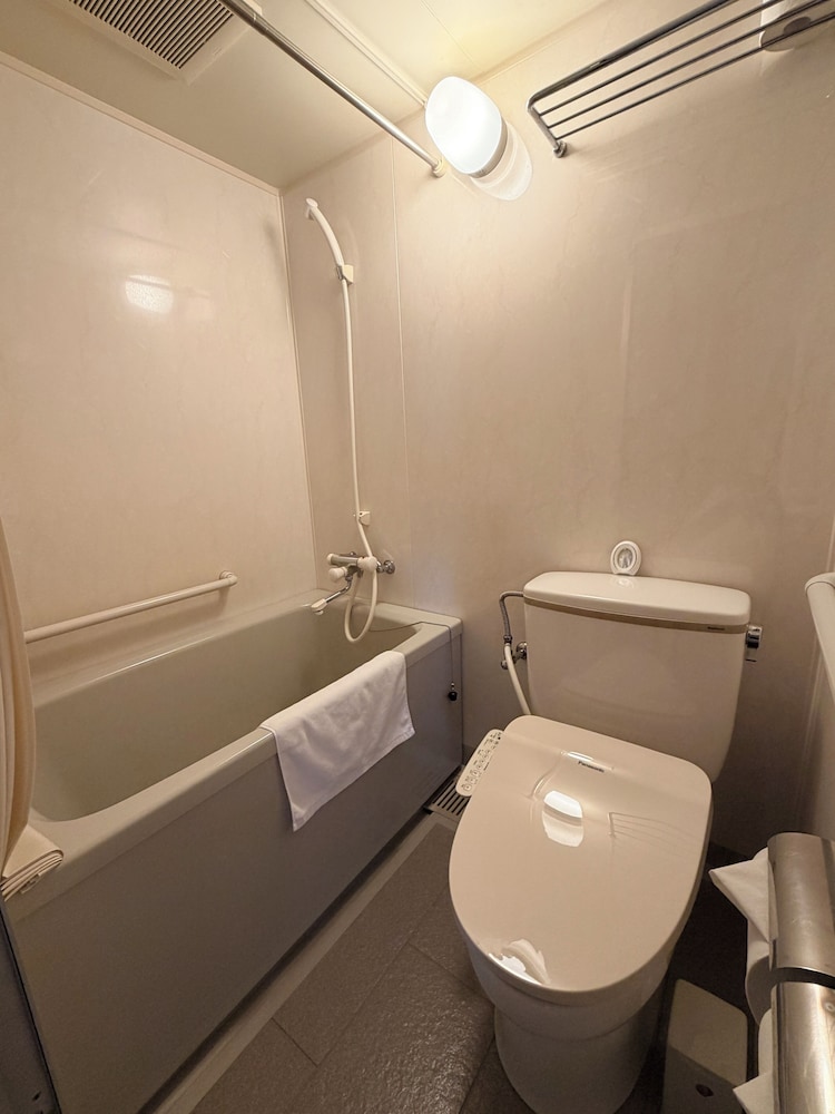 ベーシック ツインルーム ベッド (複数台) マウンテンビュー バスルーム2 | スパ & ホテルリゾート ふらのラテール