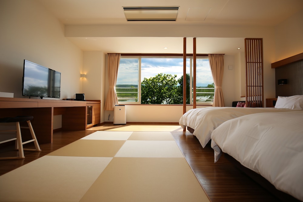 和洋室40m² (川側/禁煙) 客室2 | 観月苑