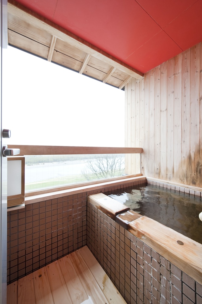 露天風呂付客室　和室8畳 専用スパ浴槽0 | 観月苑