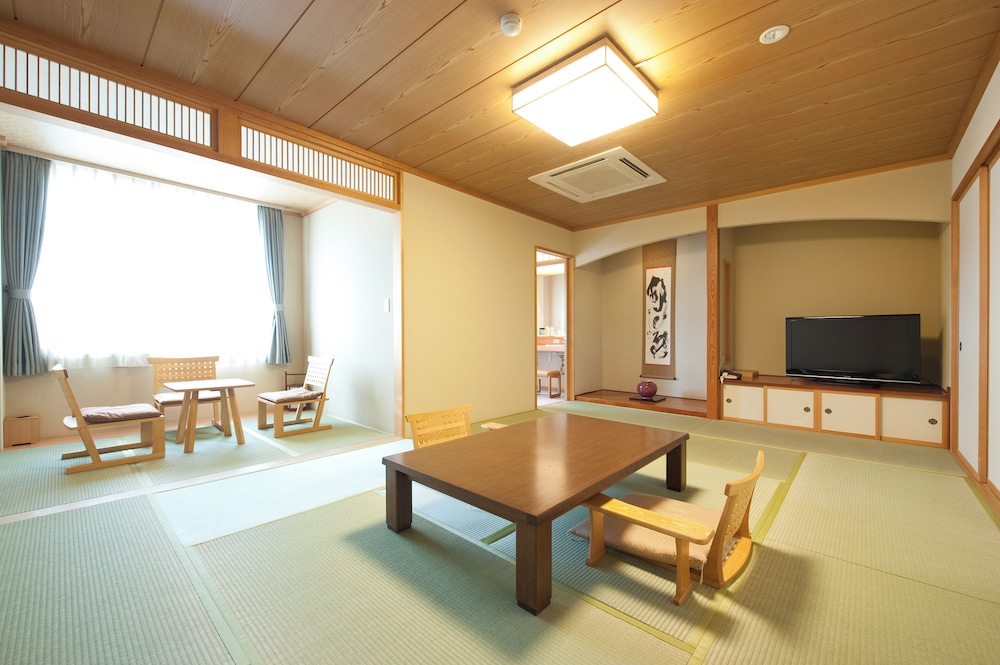 スーペリア 和室 リバービュー 紅梅 禁煙 | 観月苑