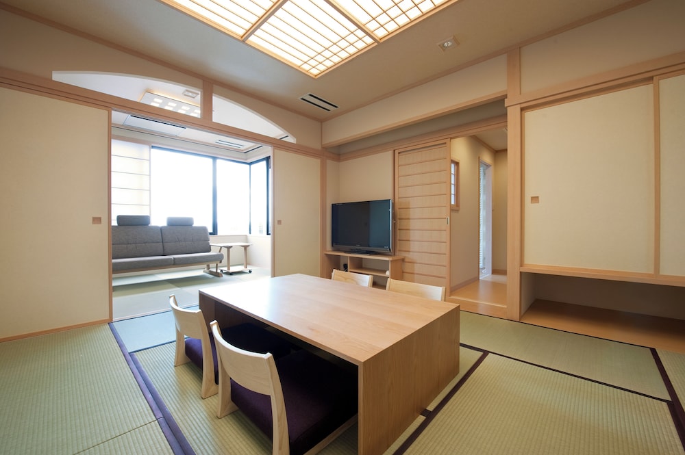 露天風呂付客室　和室2間（10畳＋6畳） - 特別室　桂月 客室0 | 観月苑