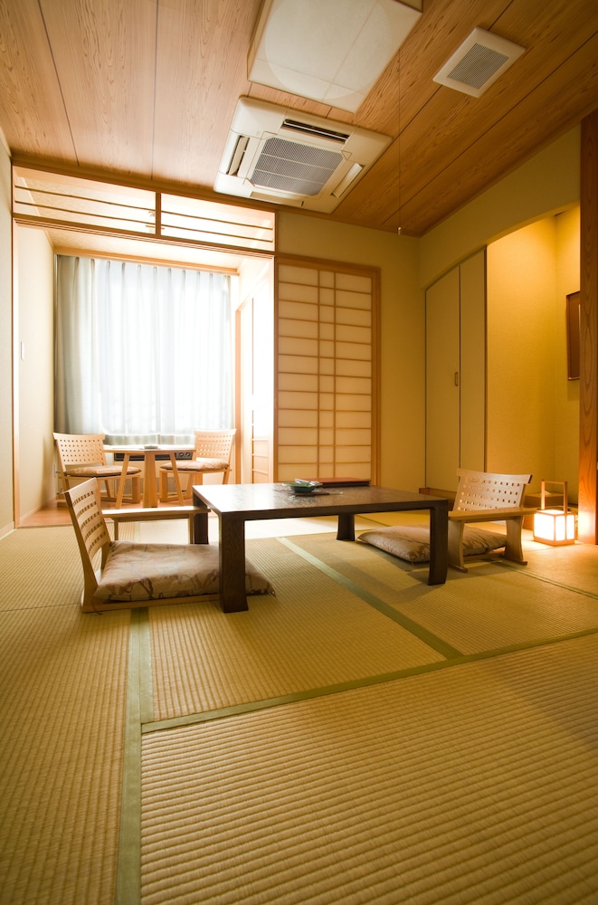 露天風呂付客室　和室8畳 | 観月苑