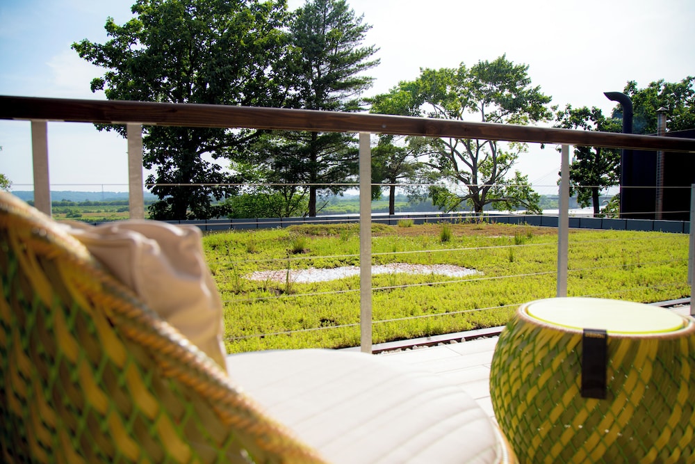 禁煙ルーム 和室エリア＆テラスデッキ付 リバービュー 客室1 | 観月苑