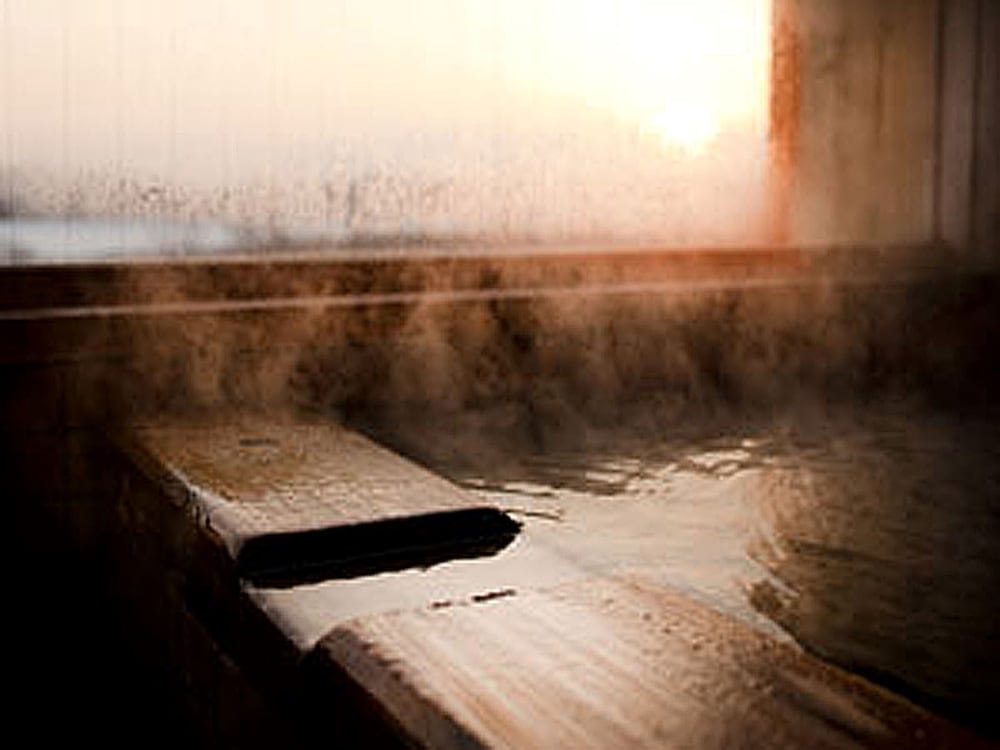 露天風呂付客室　和室8畳 深めの浴槽1 | 観月苑