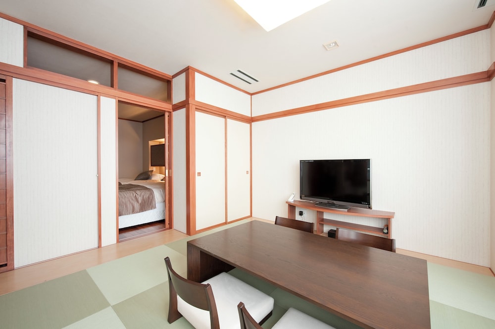 露天風呂付客室　和洋室（8畳＋ツイン） - 特別室　水月 客室1 | 観月苑