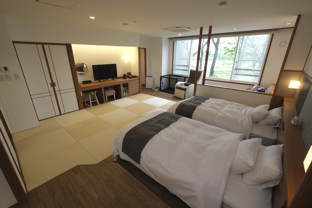 ワンちゃんルーム 和洋特別室 61m² (川側/禁煙) 客室1 | 観月苑