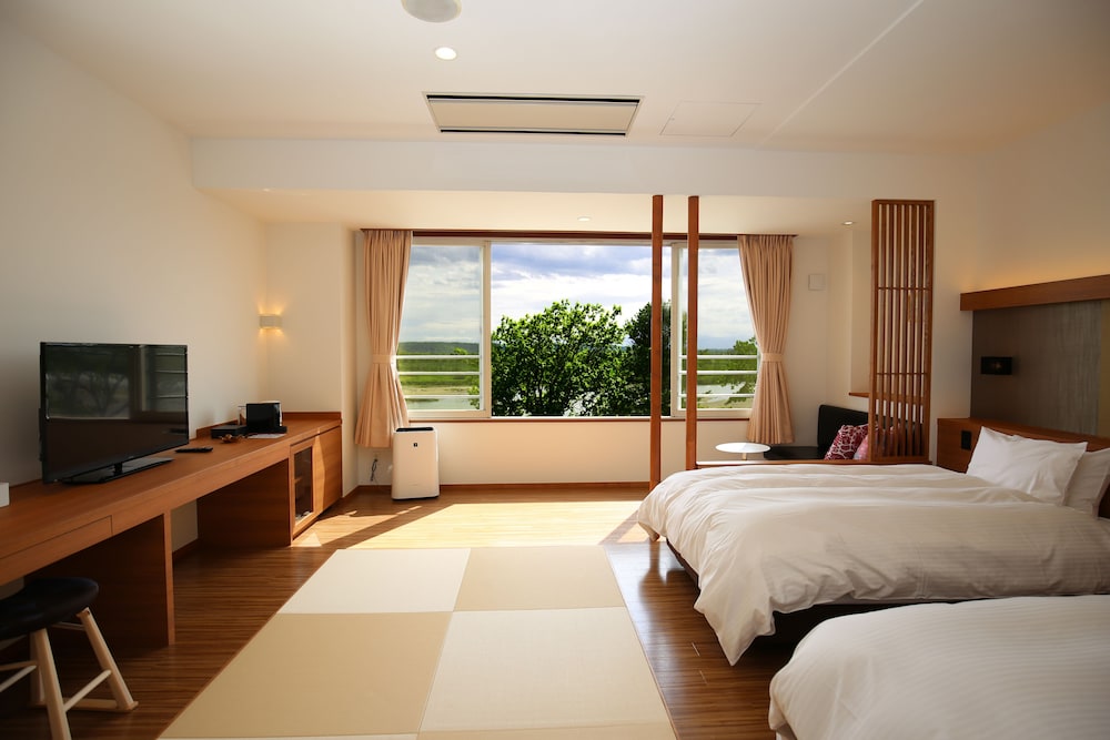 和洋室40m² (川側/禁煙) 客室1 | 観月苑