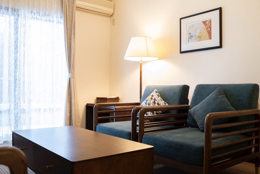 デラックス スイート リビング エリア1 | ホリデイビラ ホテル & リゾート軽井沢