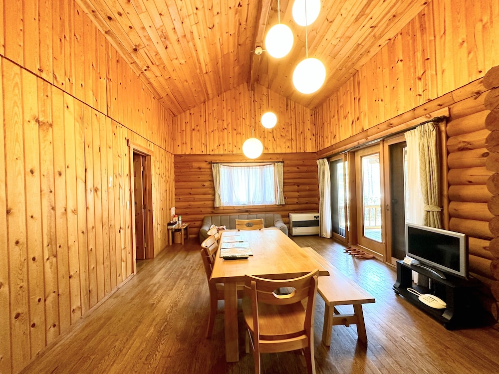 プライベートコテージ ログタイプ リビング エリア2 | ホリデイビラ ホテル & リゾート軽井沢