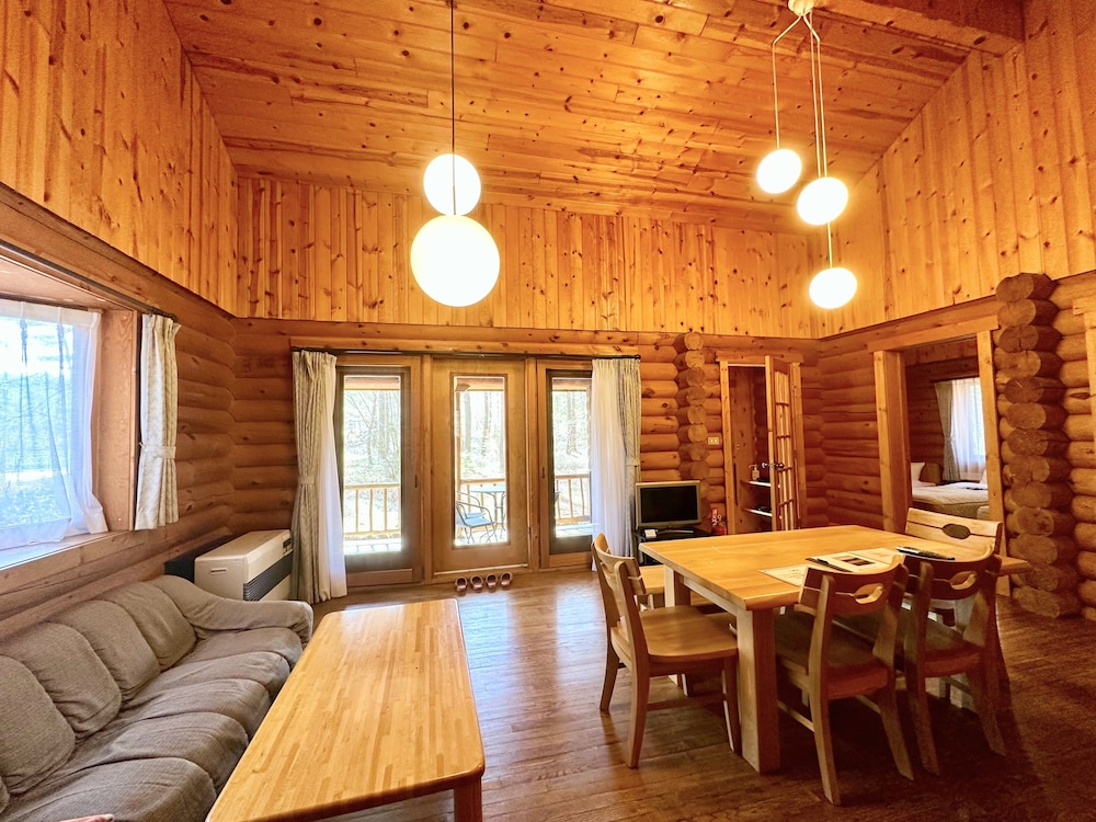 プライベートコテージ ログタイプ リビング エリア1 | ホリデイビラ ホテル & リゾート軽井沢