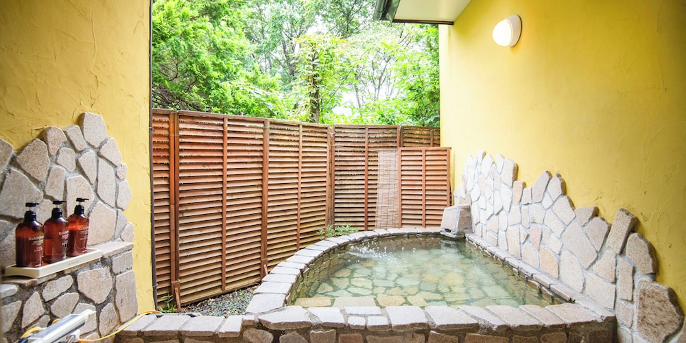 本館2間続き洋室(ツイン/バストイレ・シャワーブース付) バスルーム1 | ガストホフあみ