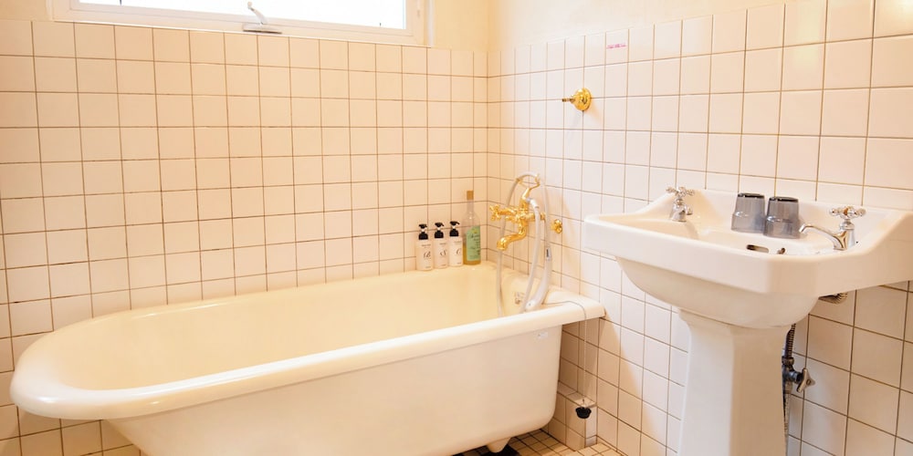 英国古民家風コテージ・ダブル(洋バス・客室露天風呂付) バスルーム2 | ガストホフあみ